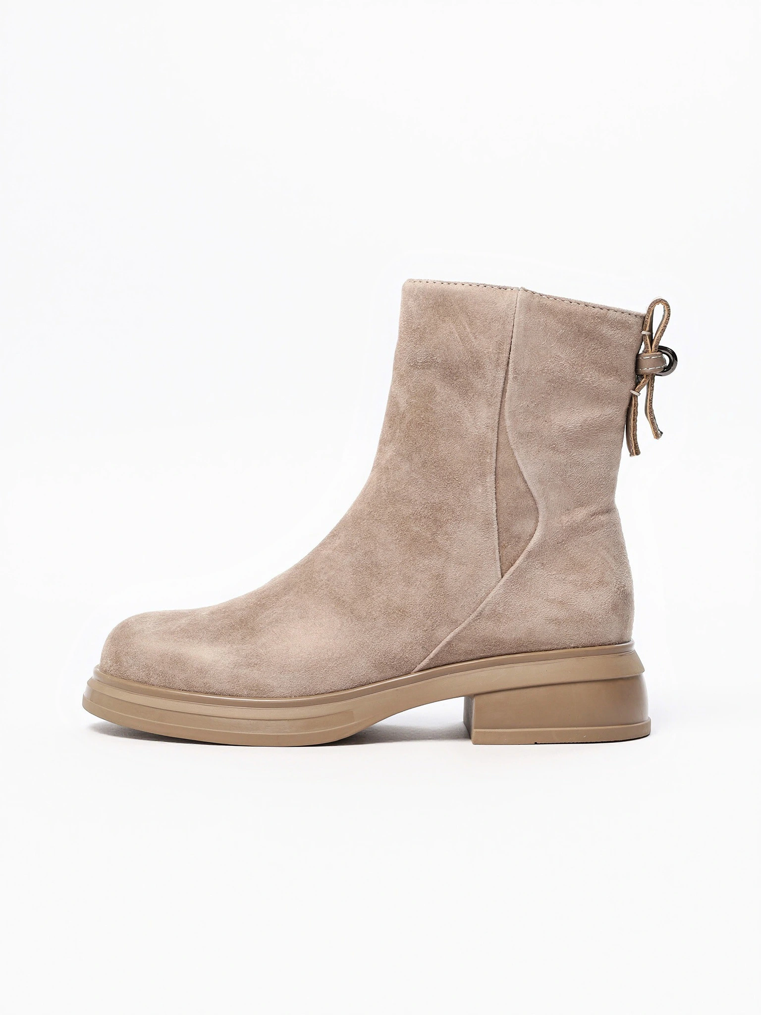 Ботинки бежевого цвета на широком срднем каблуке